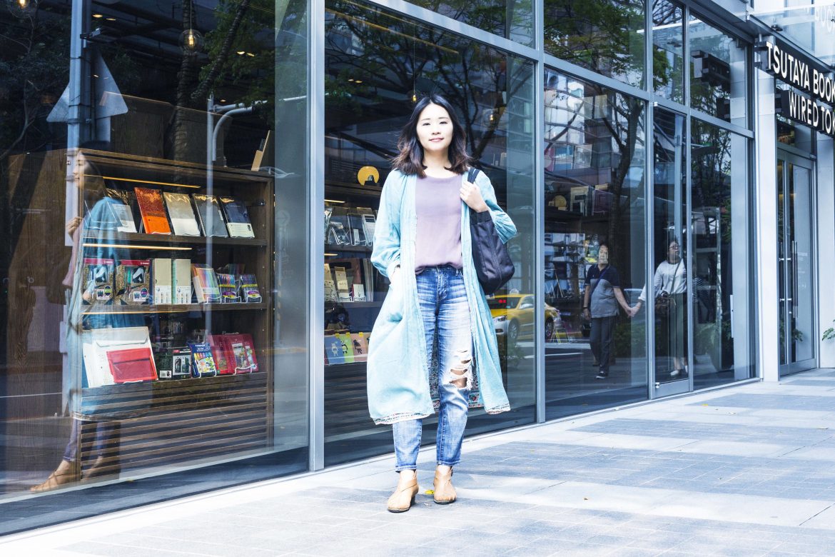 何曼瑄 曾任時報出版、自轉星球、練習雜誌主編,現任博客來OKAPI閱讀生活誌總編,另以網名Azona與友人dato與黃奕凱共組創作團體「男子休日委員會」,共同完成《左京都男子休日》與《北海道央男子休日》兩本書。